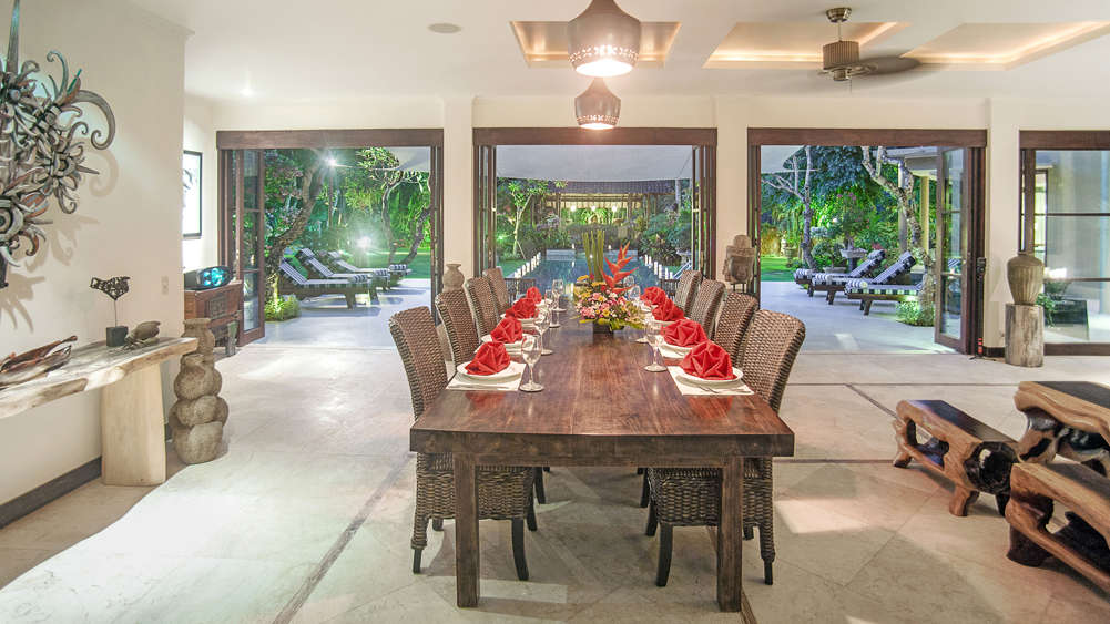 Villa Avalon Main House - Dining aet up with view